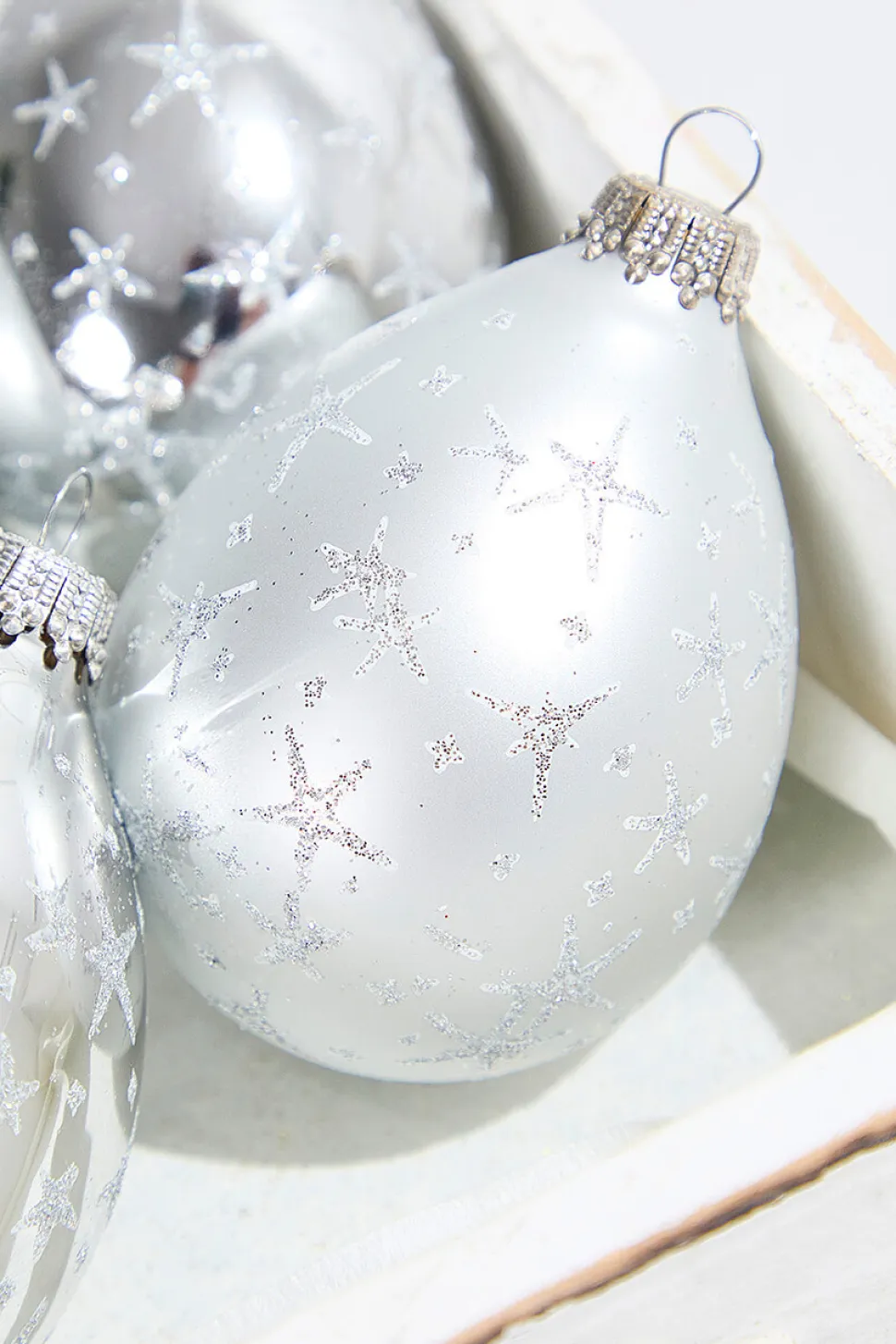 4ct Glass Drop Bright Silver & Silver Pearl with Silver Stars