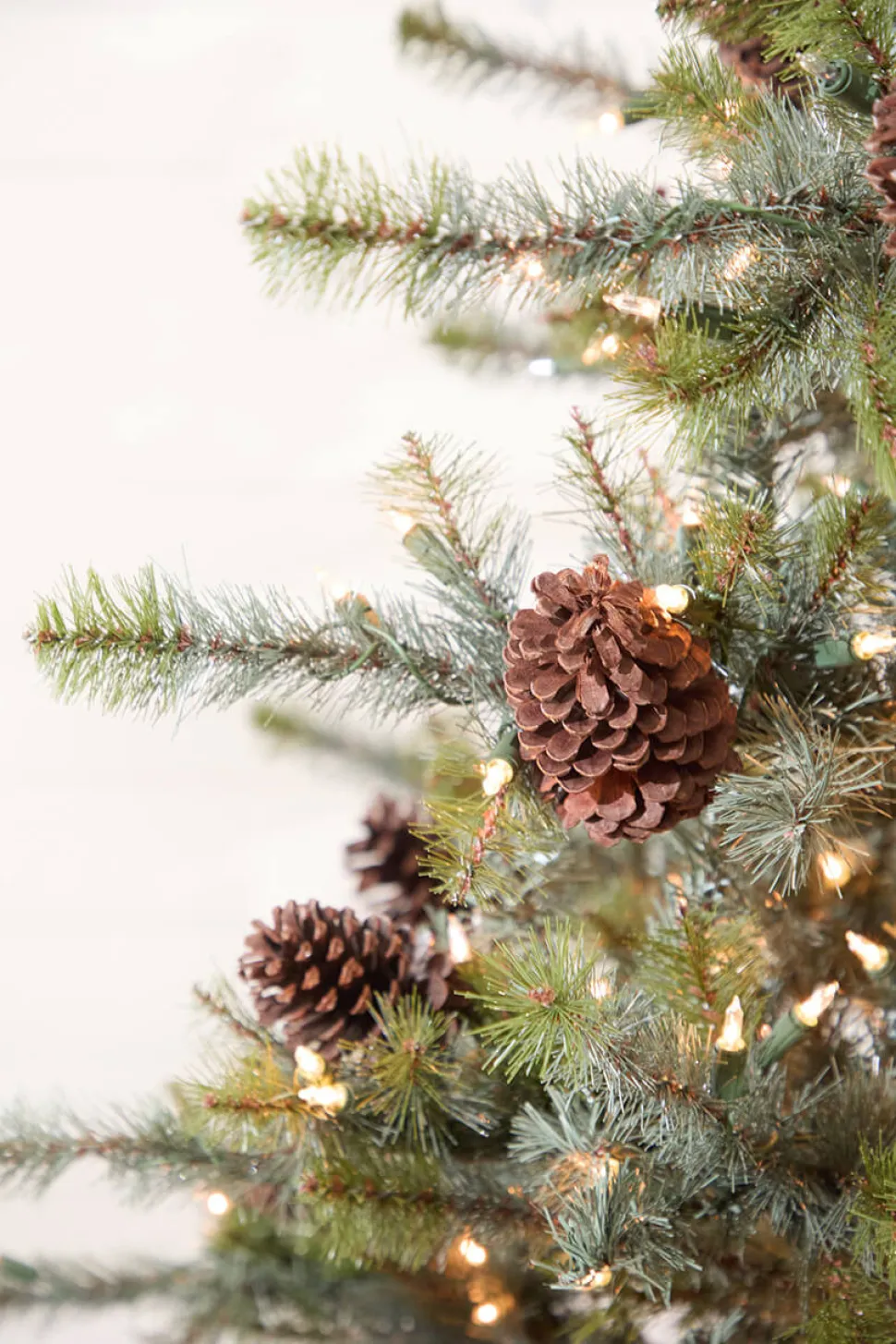 9' Mammoth Pine Christmas Tree with 1,300 Lights