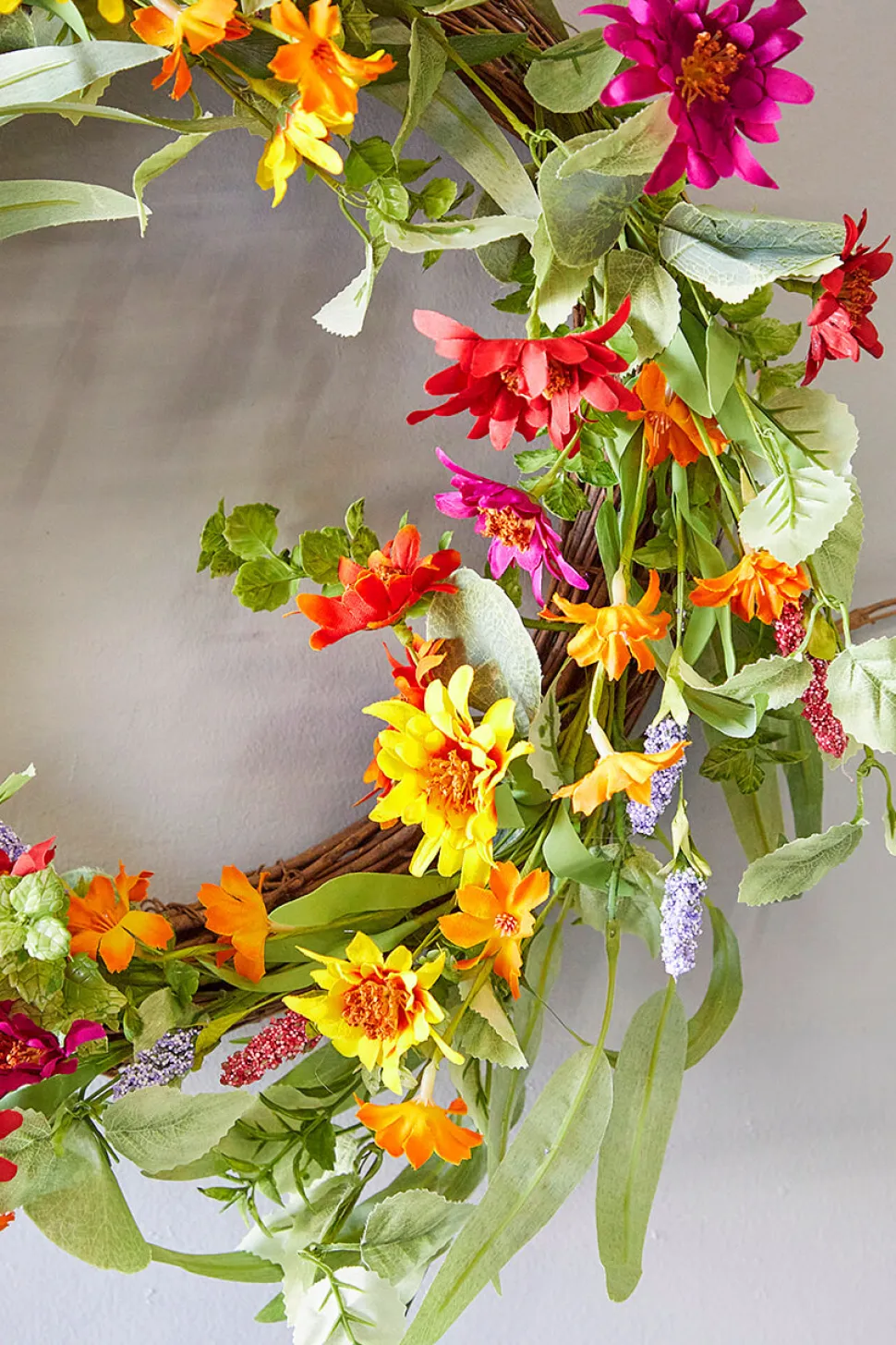 24" Mixed Daisy Wreath